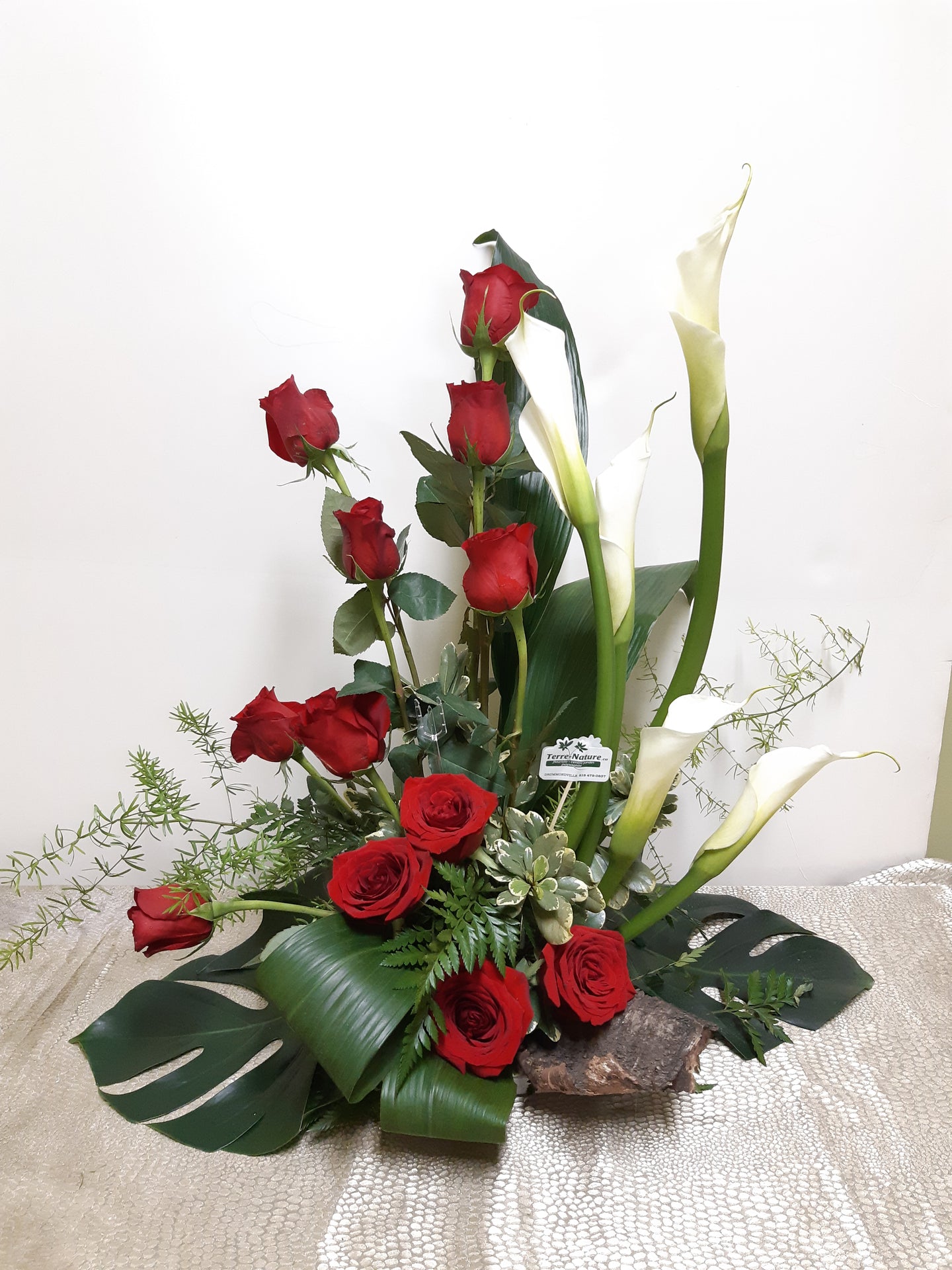 Arrangement floral funéraire moderne et élégant