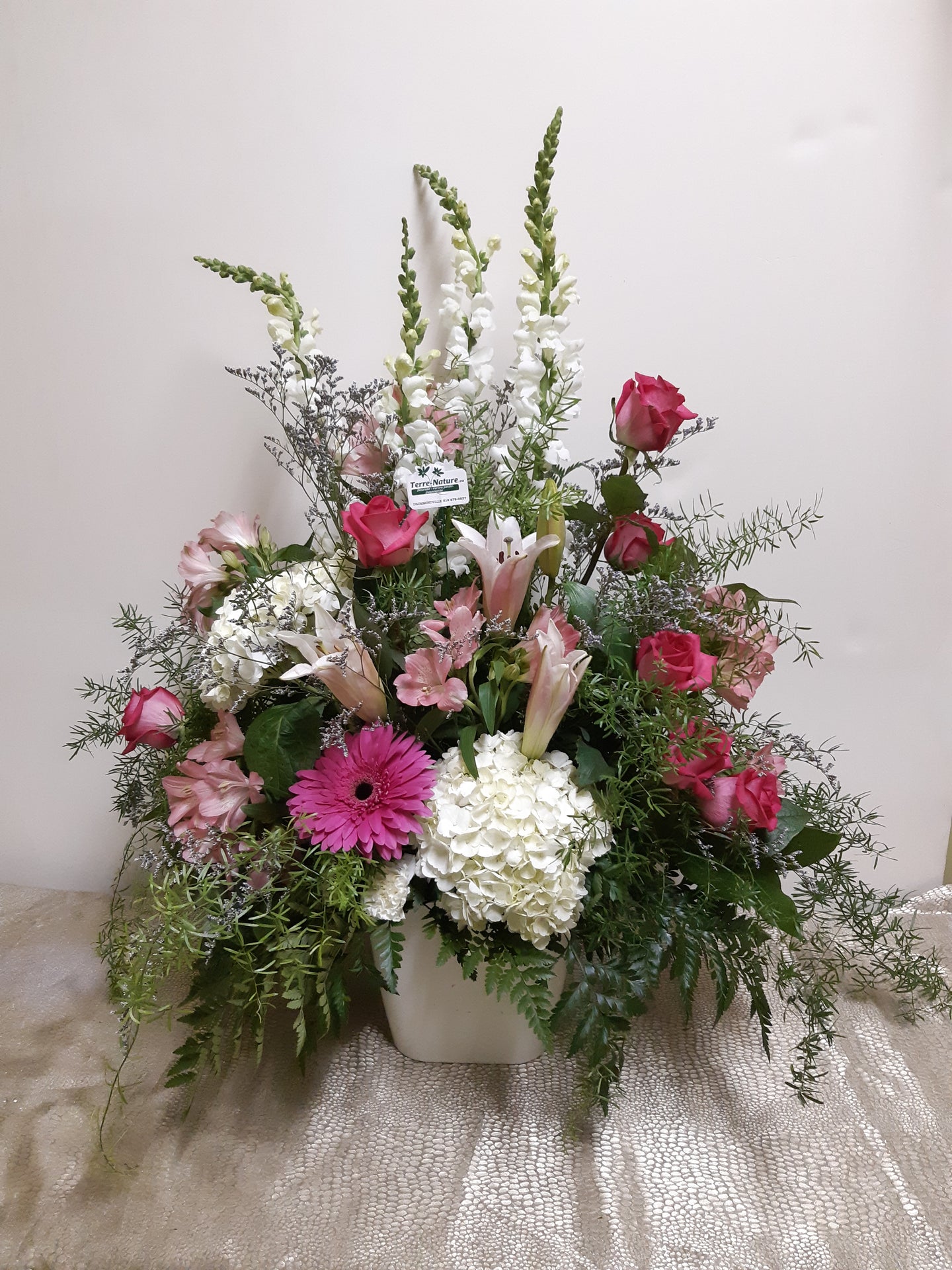 Arrangement floral funéraire dans les tons de rose et blanc