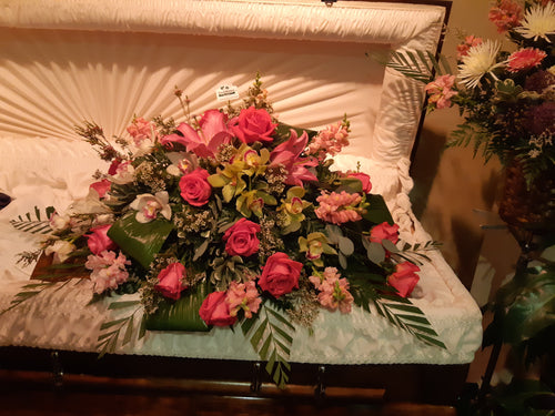 Impressionnant coussin de cercueil dans les tons de rose, blanc et vert