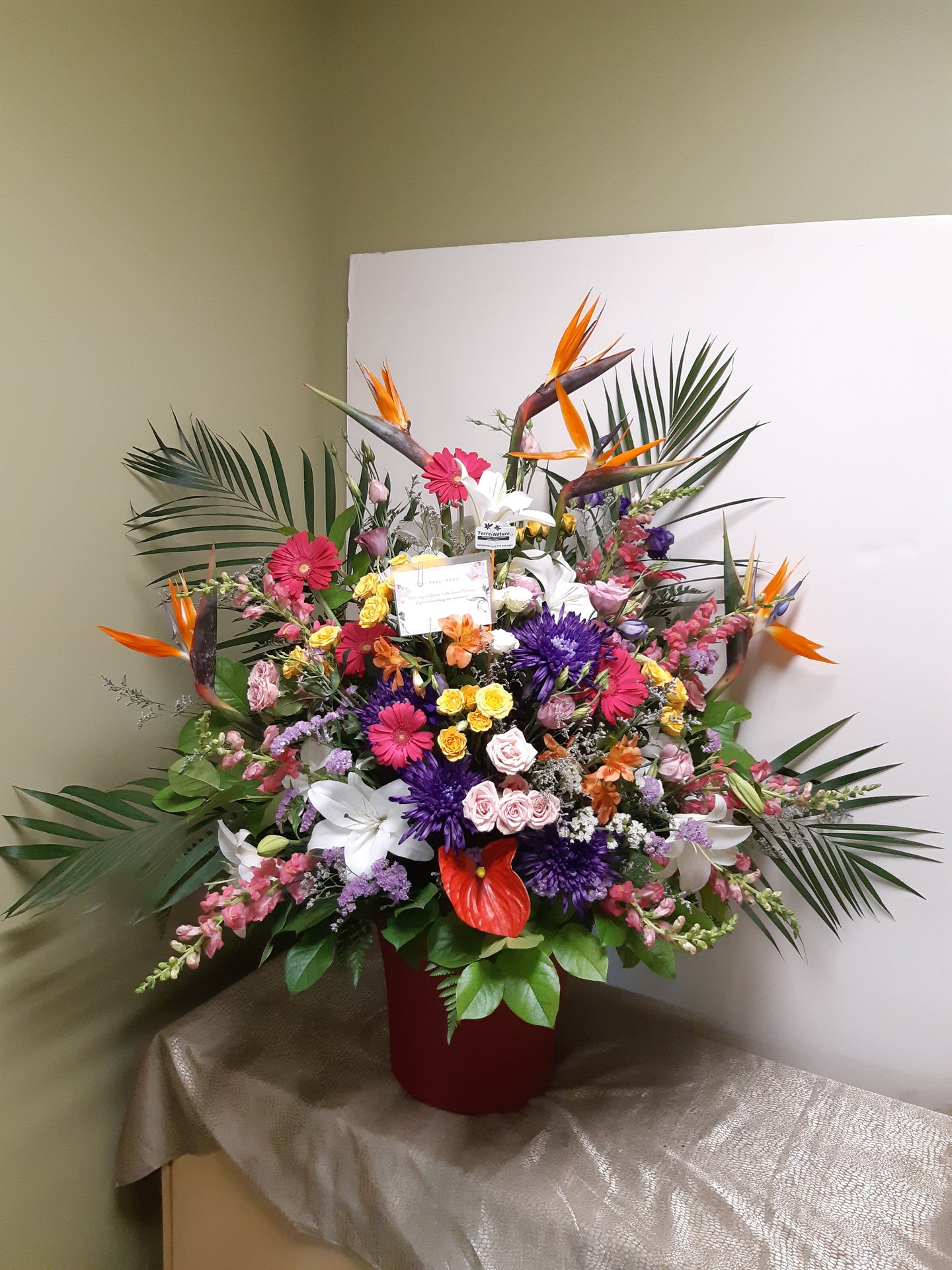 Impressionnant arrangement floral funéraire coloré