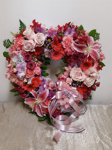 Splendide arrangement floral funéraire en forme de coeur