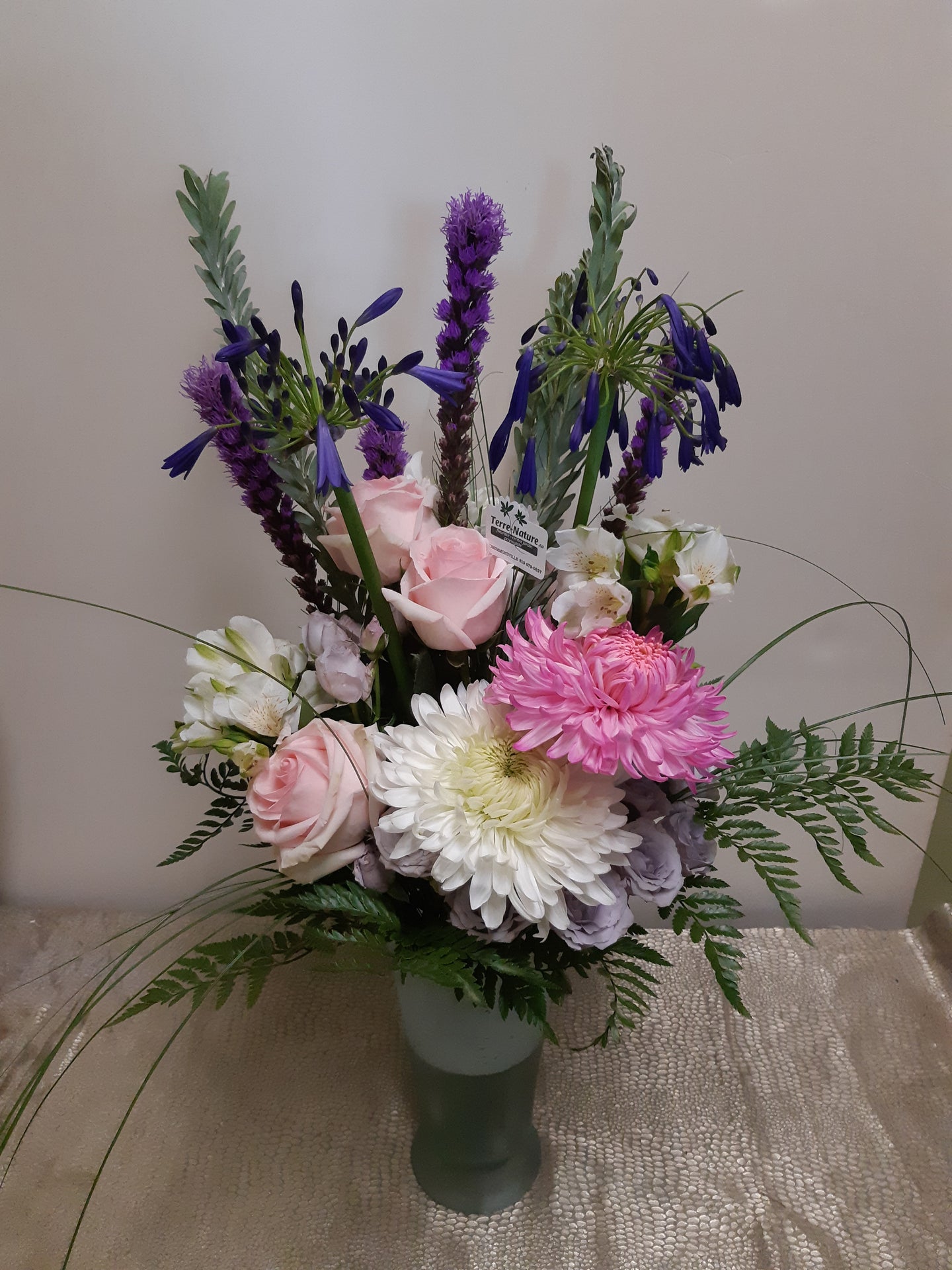 Bouquet en hauteur avec Roses, Chrysanthèmes et Agapanthus