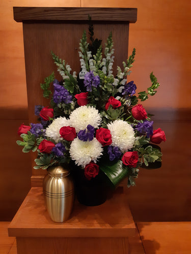Arrangement floral pour urne avec Chrysanthèmes et Roses