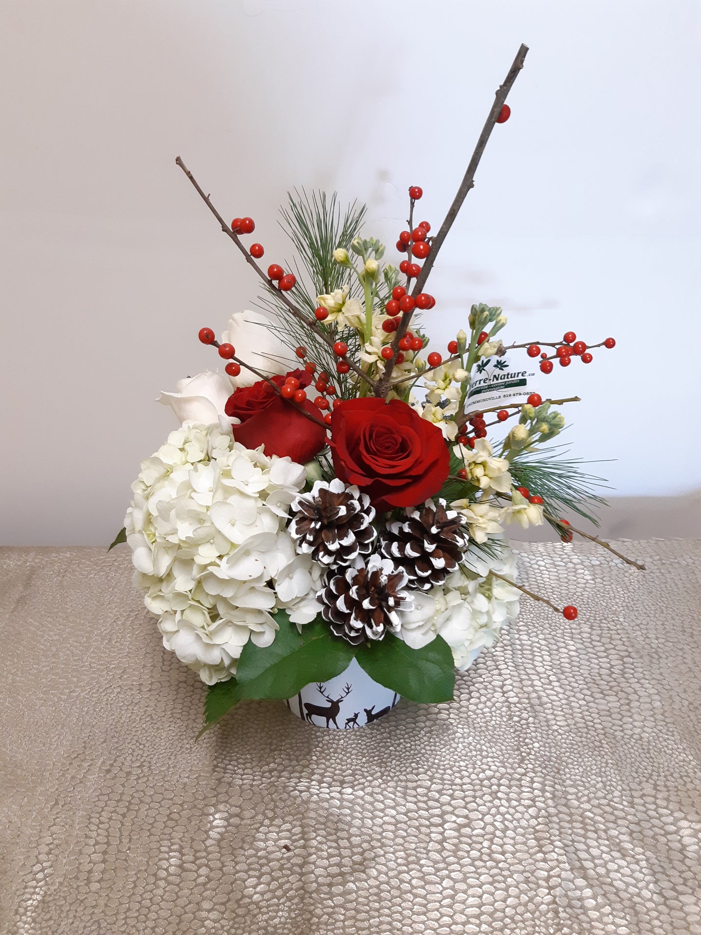 Bouquet de Noël bien garni dans les tons de rouge et blanc