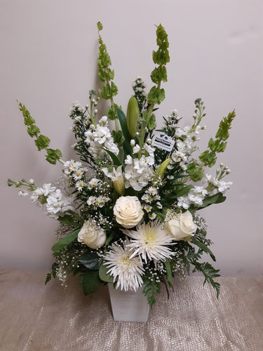 Arrangement floral funéraire tout en blanc