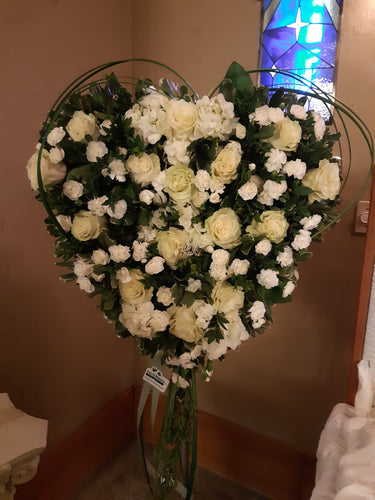 Arrangement floral funéraire en forme de coeurs avec Roses blanches