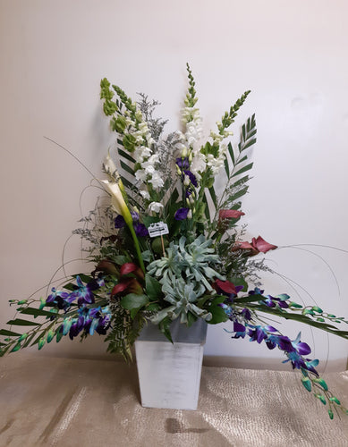 Arrangement floral funéraire dans les tons de blanc, bleu et rose
