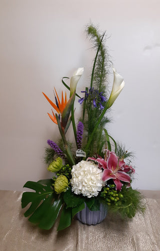 Arrangement floral funéraire chic dans les tons d'orange et bleu