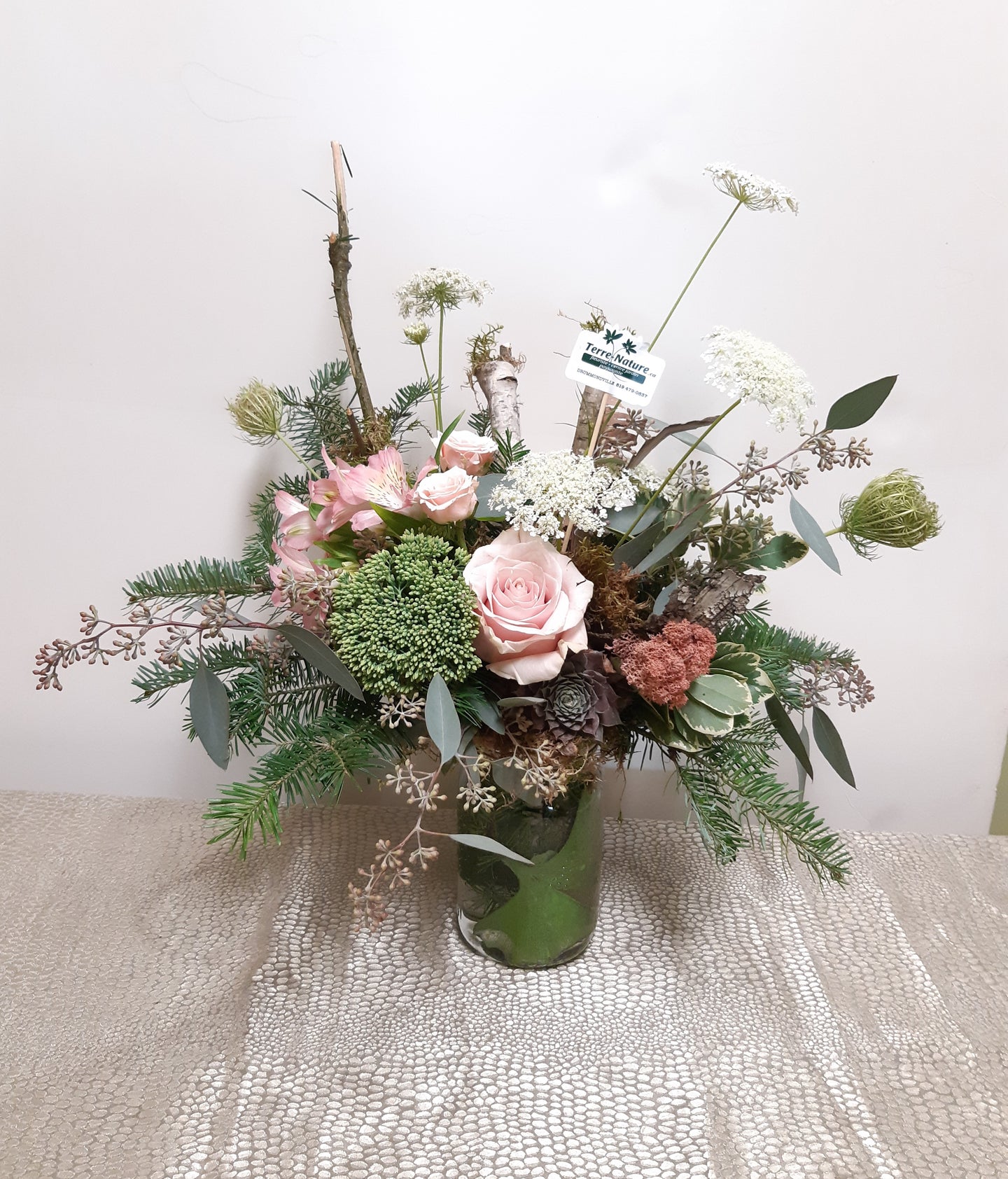 Bouquet champêtre tout en douceur avec Roses et Branches