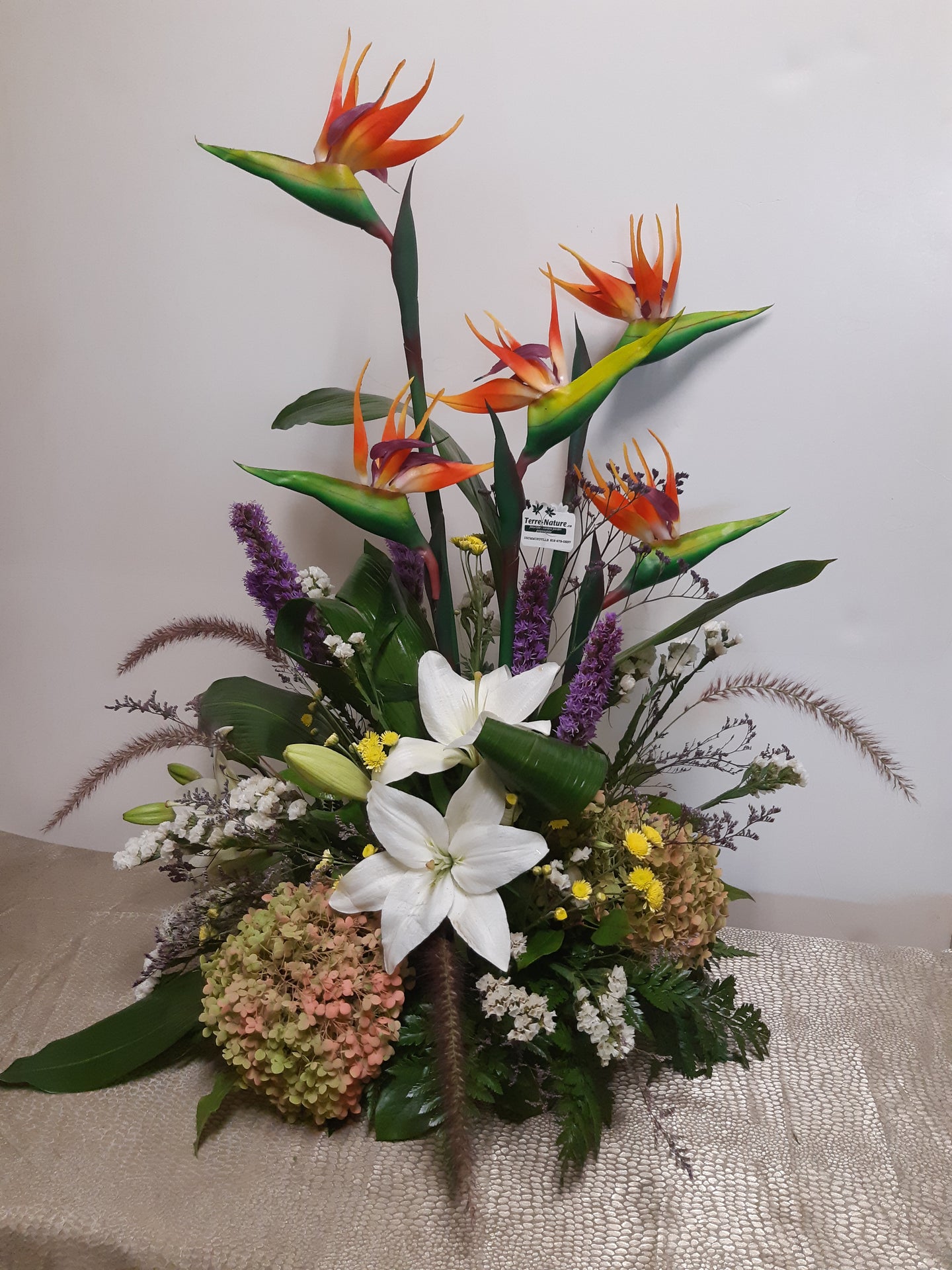 Arrangement floral funéraire dans les tons d'orange et blanc