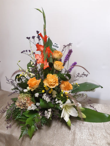 Bouquet aux couleurs chaudes avec Lys, Glaïeuls et liatris.