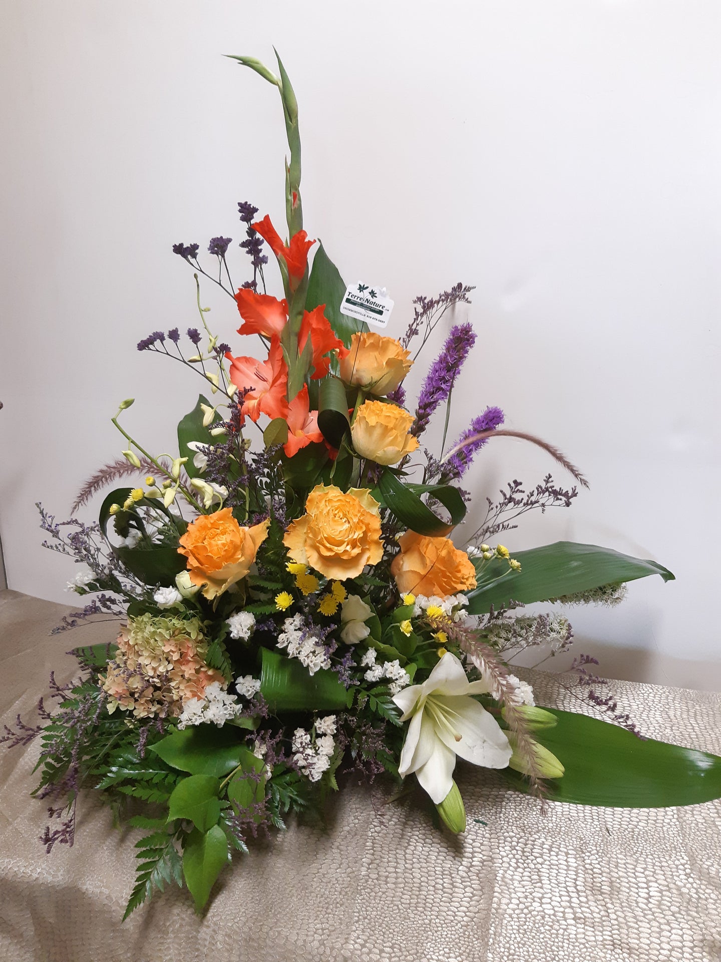 Bouquet aux couleurs chaudes avec Lys, Glaïeuls et liatris.