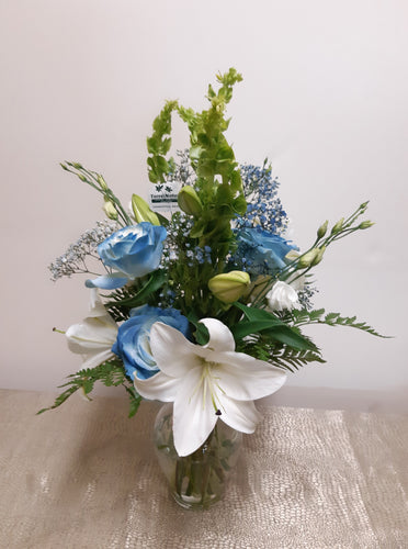 Bouquet séduisant avec Roses et Lys dans les tons de blanc