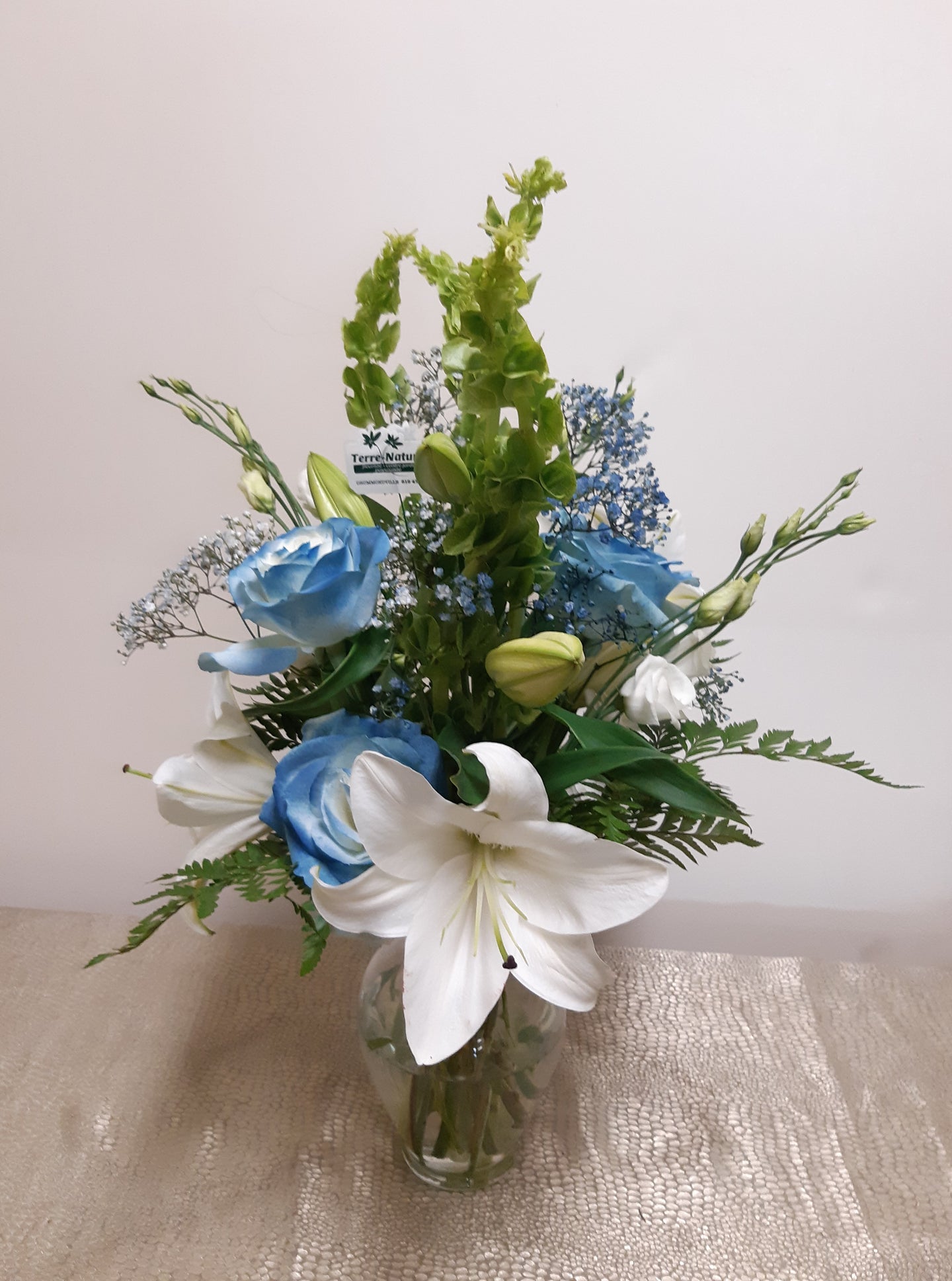 Bouquet séduisant avec Roses et Lys dans les tons de blanc