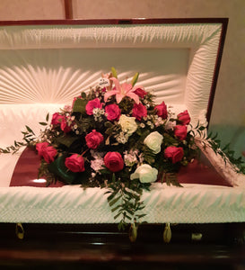 Coussin de cercueil avec Roses et Lys dans les tons de rose