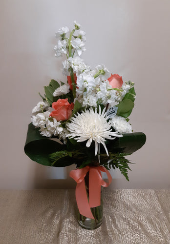 Bouquet allongé et moderne dans les tons de corail et blanc