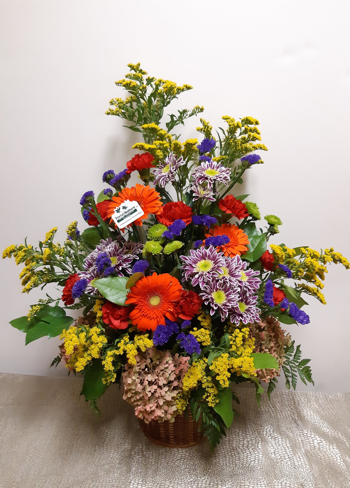 Arrangement floral funéraire vibrant et coloré