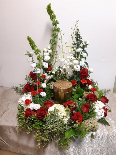 Arrangement floral pour urne dans les tons de rouge et blanc
