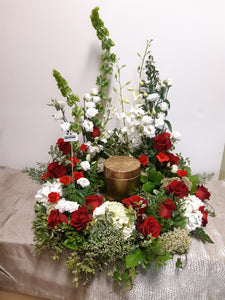 Arrangement floral pour urne dans les tons de rouge et blanc