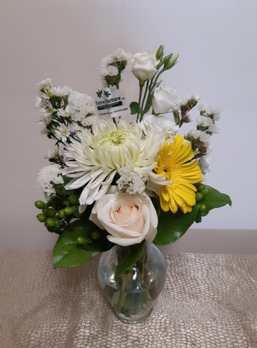 Bouquet doux dans les tons de jaune, blanc et rose