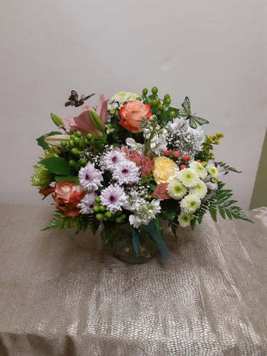Bouquet champêtre et harmonieux dans les tons d'orange, blanc et vert