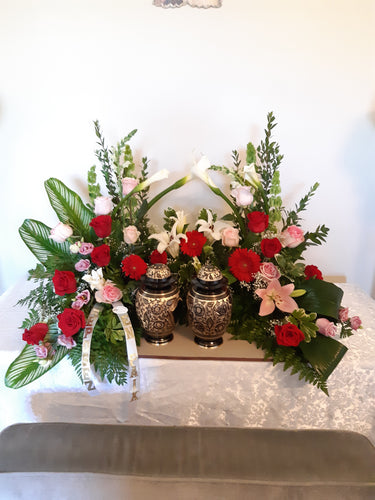 Coussin de de fleurs pour urne(s) dans les tons de rouge et blanc