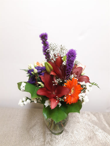 Bouquet chaleureux dans les tons de bourgogne, violet et orange