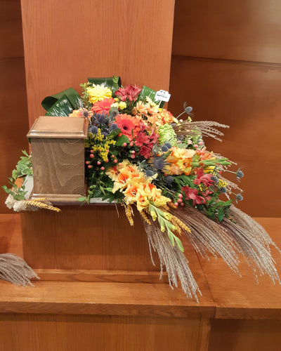 Splendide coussin de fleurs champêtre aux teintes chaudes
