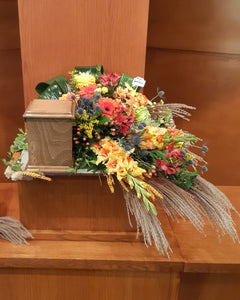 Splendide coussin de fleurs champêtre aux teintes chaudes