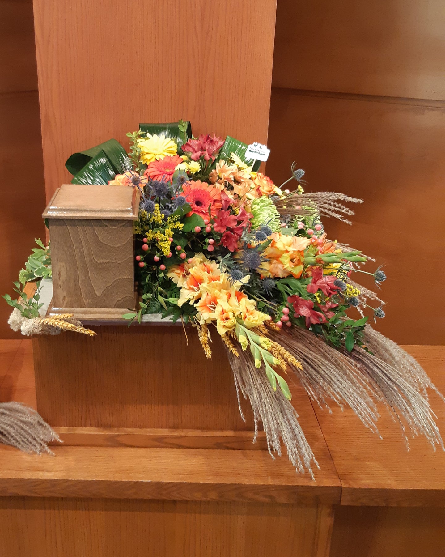 Splendide coussin de fleurs champêtre aux teintes chaudes