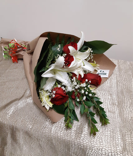 Bouquet de 6 Roses rouges et Lys blancs