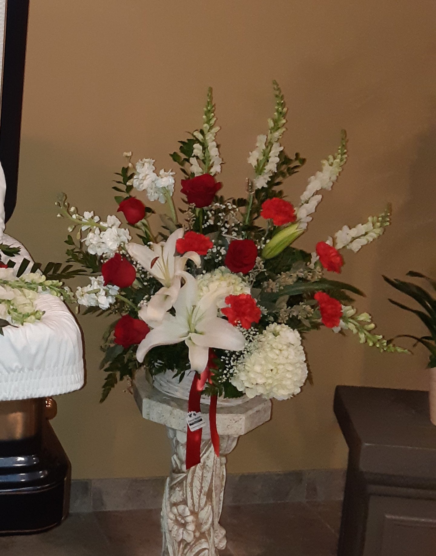 Corbeille funéraire traditionnelle avec Roses rouges et Lys blancs