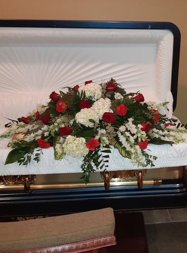 Majestueux coussin de cercueil dans les tons de rouge et blanc