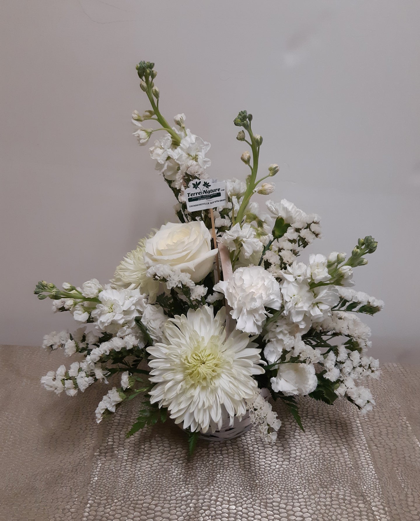 Arrangement floral funéraire dans un panier