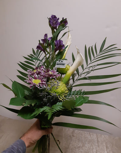 Bouquet de fleurs attachées et emballées dans les tons de blanc et violet