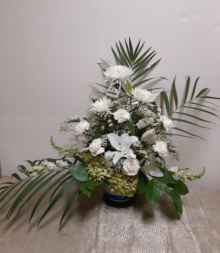 Arrangement floral funéraire doux et léger dans les tons de blanc