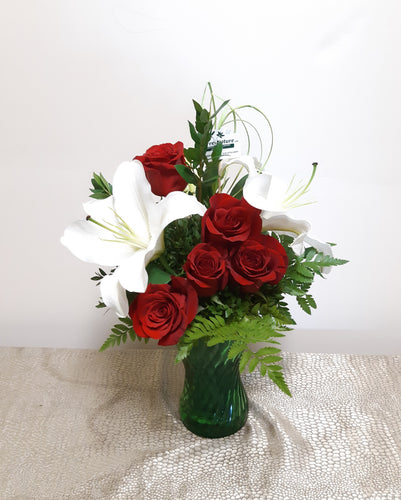 Bouquet classique et pur avec Lys blancs et Roses rouges