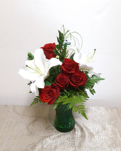 Bouquet classique et pur avec Lys blancs et Roses rouges