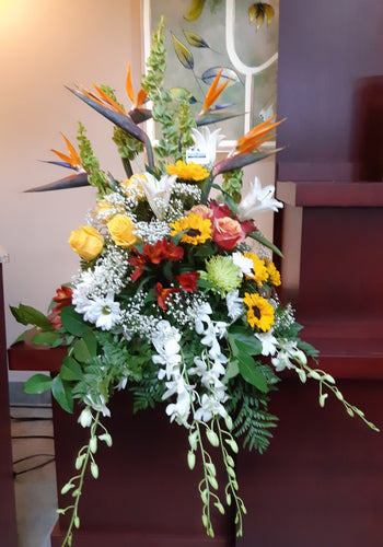 Arrangement floral pour urne avec avec Tournesols et Oiseaux du Paradis
