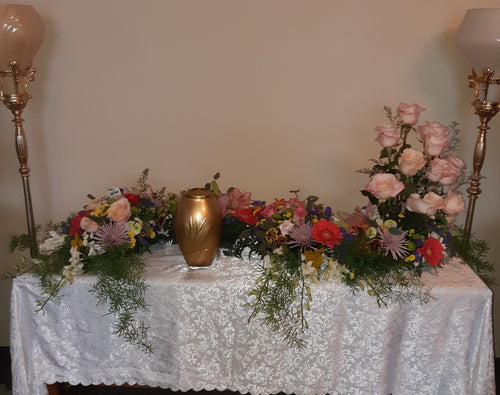 Arrangement floral en cordon pour urne avec Gerberas et élévation de Roses