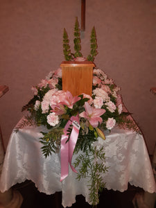 Arrangement floral pour urne avec Lys et Chrysanthèmes