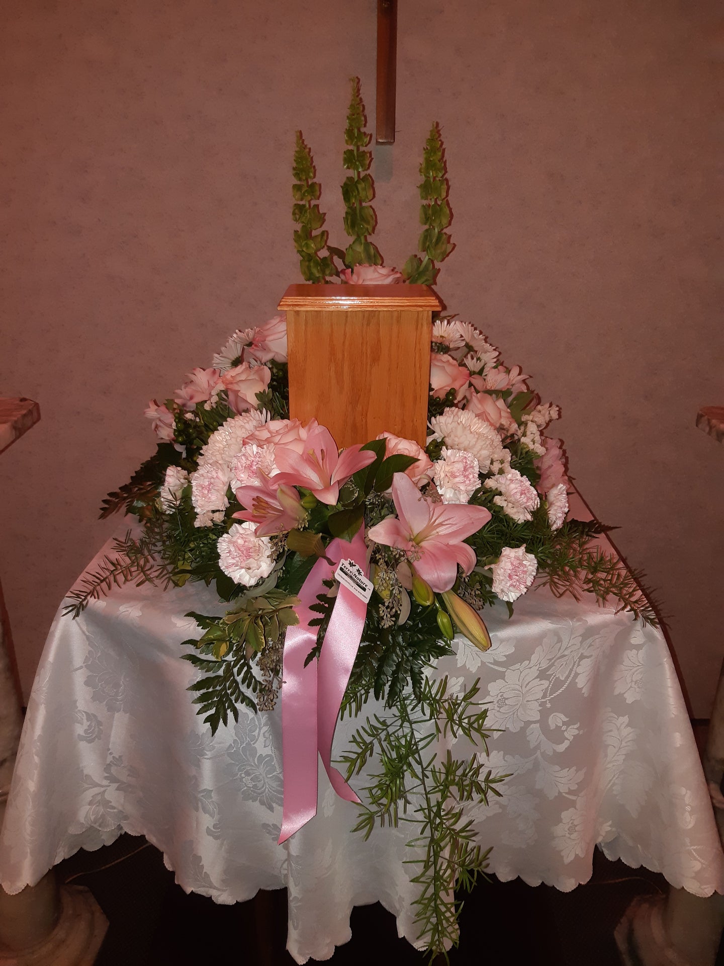 Arrangement floral pour urne avec Lys et Chrysanthèmes