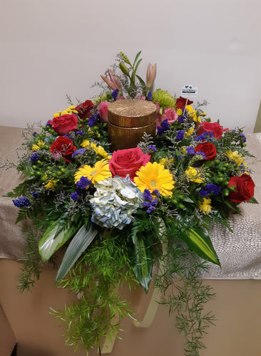 Arrangement floral pour urne avec Roses, Gerberas et Hydrangées