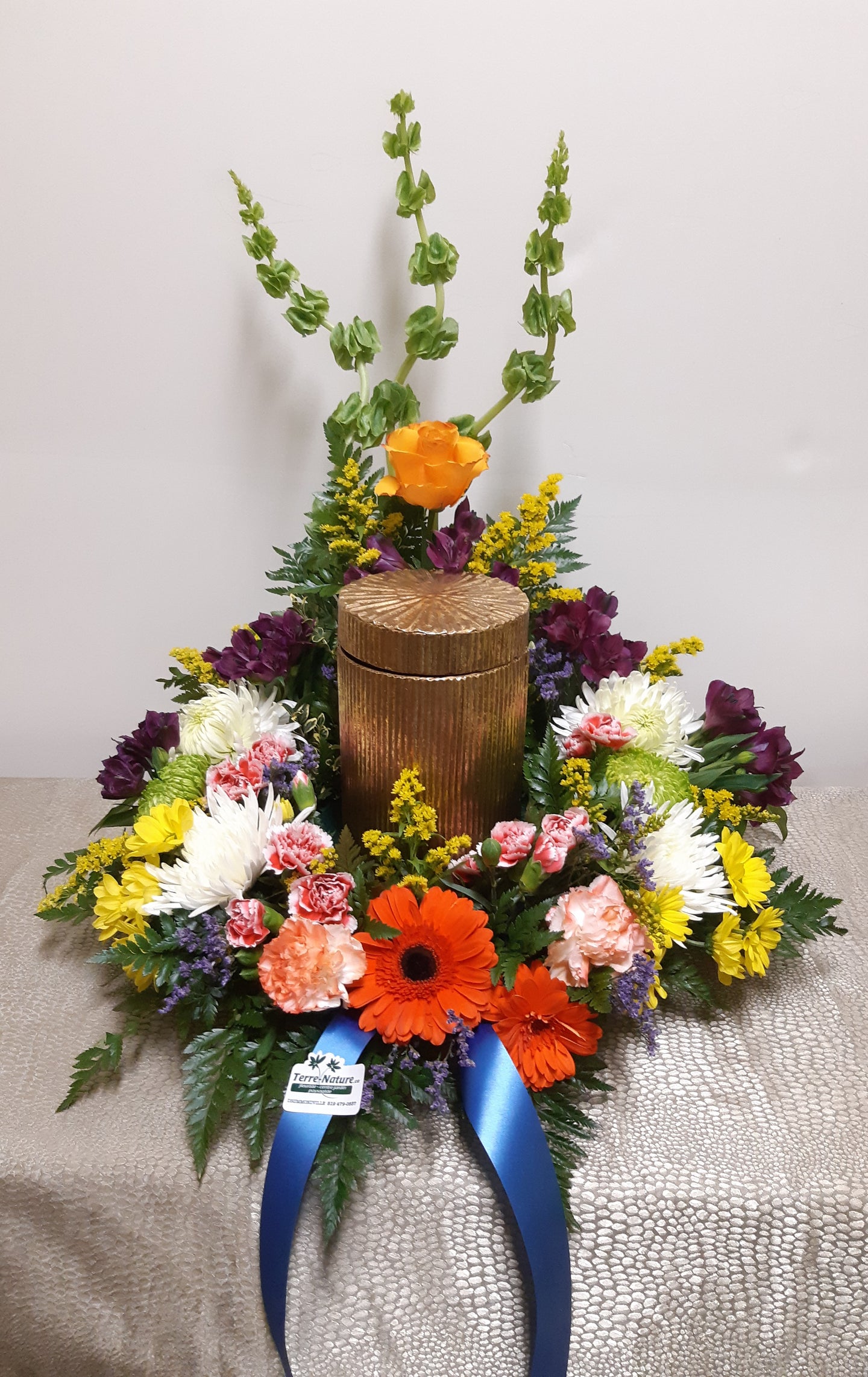 Arrangement floral pour urne avec Gerberas et Chrysanthèmes