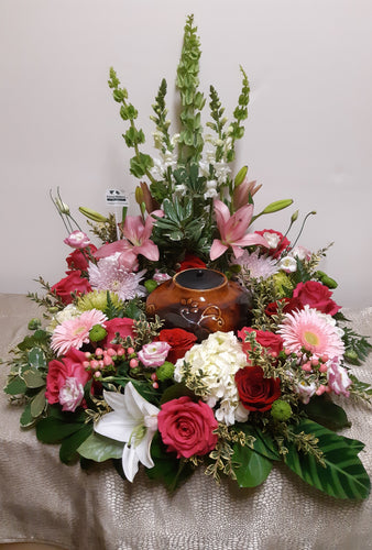 Arrangement floral pour urne dans les tons de rose