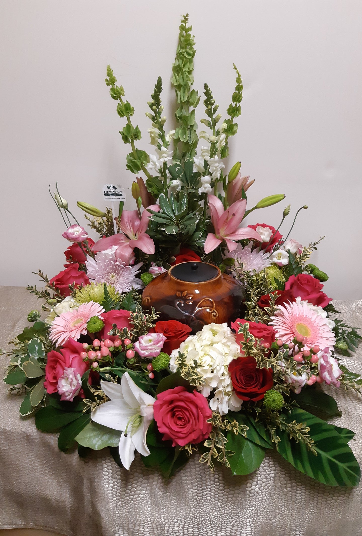 Arrangement floral pour urne dans les tons de rose