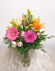 Bouquet aux couleurs contrastantes avec Gerberas et Lys