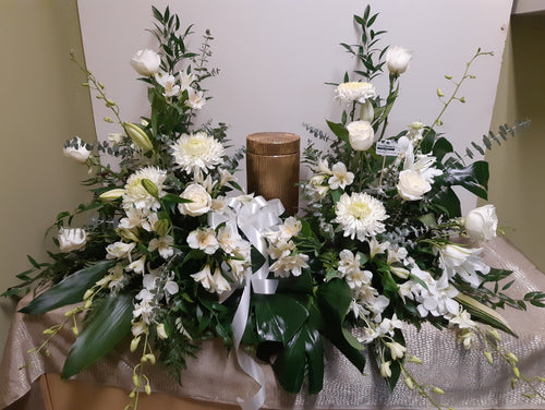 Arrangement floral pour urne tout en blanc