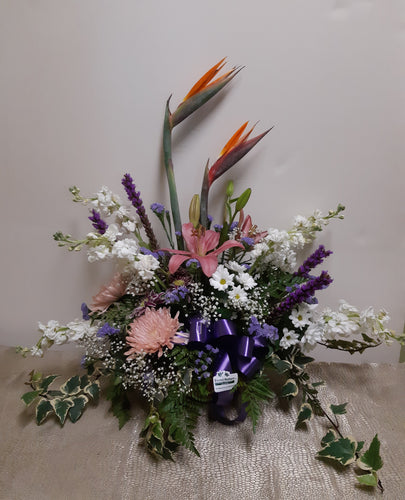 Charmant arrangement floral funéraire dans les tons de rose