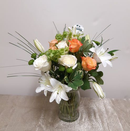 Bouquet simple et faichement cueilli dans les tons de rose et blanc